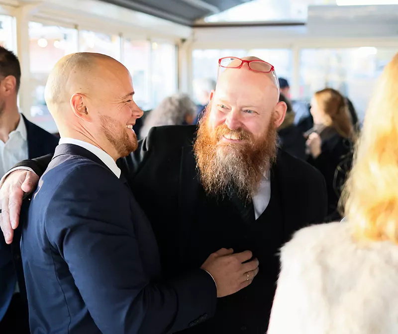 Två män pratar